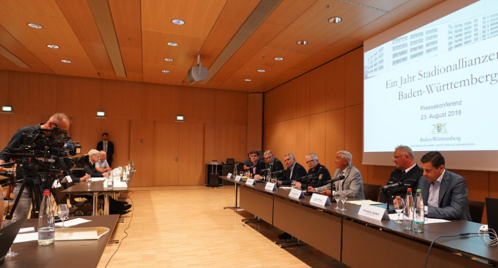 Pressekonferenz zu einem Jahr Stadionallianzen in Baden-Württemberg. Bild Steffen Schmid. 