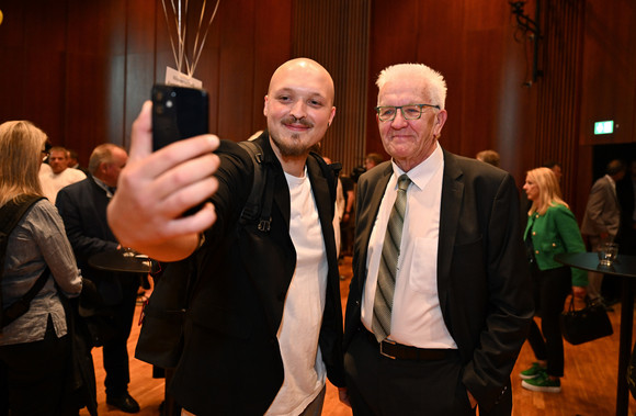 Kabinett Bürgerempfang der Landesregierung in Friedrichshafen Ein Bürger macht ein Selfie mit Ministerpräsident Winfried Kretschmann (rechts).