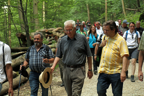 Sommertour Kretschmann wandert mit Bürgerinnen und Bürgern Wanderung auf dem Wasserfallsteig in Bad Urach: Ministerpräsident Winfried Kretschmann (M.) im Gespräch