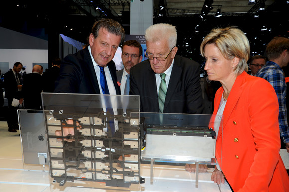 Automobil Kretschmann und Hoffmeister-Kraut besuchen IAA v.l.n.r.: ElringKlinger-Vorstandsvorsitzender Stefan Wolf, Ministerpräsident Winfried Kretschmann und Wirtschaftsministerin Nicole Hoffmeister-Kraut am Stand der ElringKlinger AG