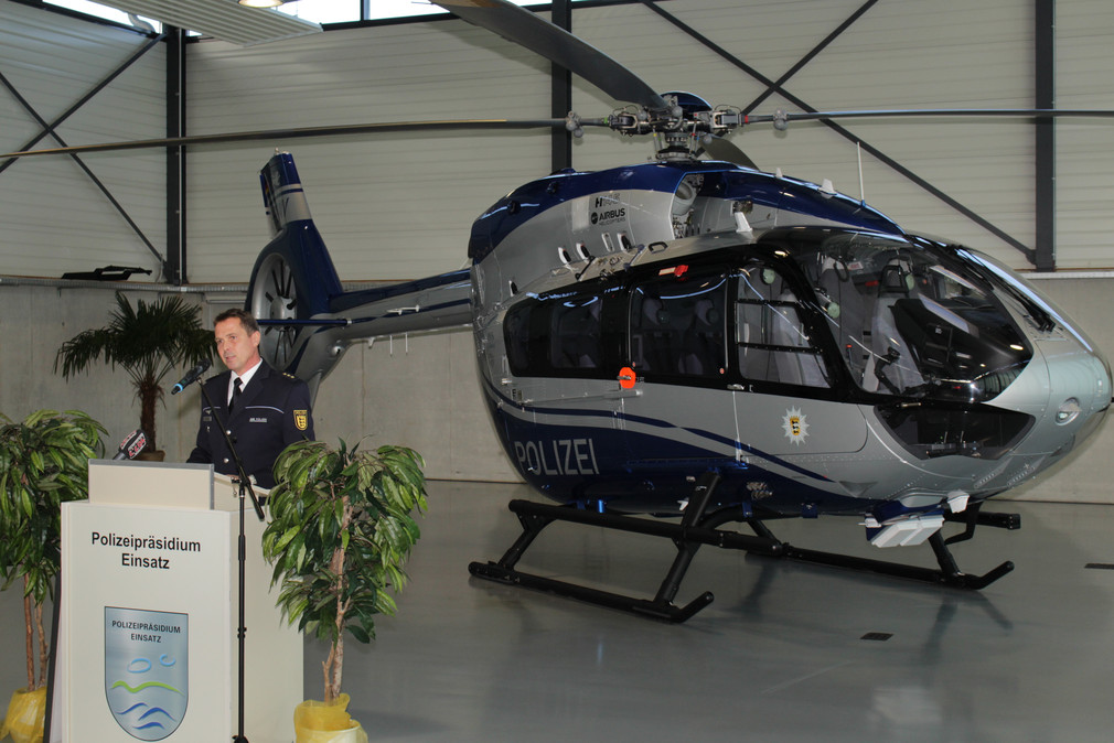 Polizeidirektor Michael Bantle, Leiter der Hubschrauberstaffel, vor dem neuen Polizeihubschrauber