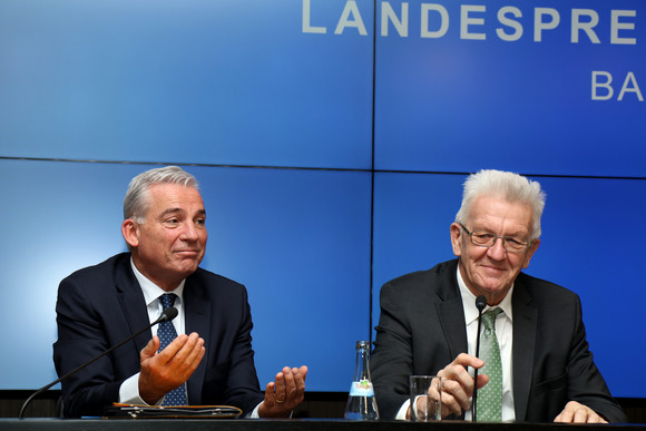 Pressekonferenz Zwei neue digitale Qualifizierungsprojekte Ministerpräsident Winfried Kretschmann (r.) und Innenminister Thomas Strobl (l.)