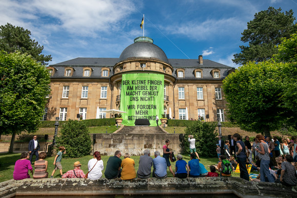 Beteiligung #EINMISCHEN: ZU HÖREN – ZUHÖREN Ein Plakat hängt vor der Villa Reitzenstein.
