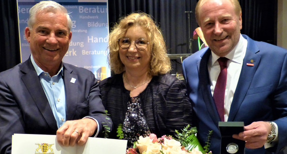 Innenminister Thomas Strobl überreicht Kammerpräsident Ulrich Bopp in Anwesenheit seiner Ehefrau Gisela Bopp die Staufermedaille.