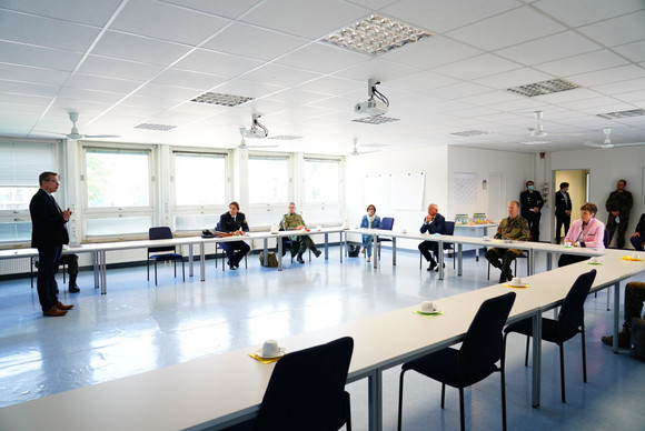 Markus Rothfuß, Leiter des Ankunftszentrums, informiert über die Lage vor Ort und die Unterstützung der Bundeswehr.