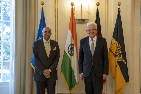 Antrittsbesuch Kretschmann empfängt indischen Botschafter Ministerpräsident Winfried Kretschmann (rechts) und der Botschafter der Republik Indien, Parvathaneni Harish (links)