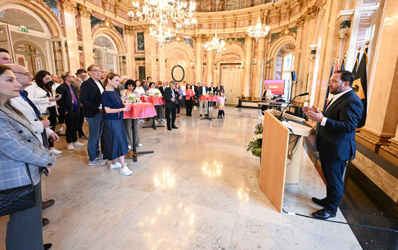 UEFA EURO 2024 Schweiz-Abend anlässlich des Spiels Deutschland gegen die Schweiz Staatssekretär Florian Hassler (rechts) bei seiner Ansprache zu den Gästen