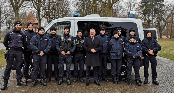 Innenminister Thomas Strobl mit Polizisten in Magdeburg (Bild: © Innenministerium Baden-Württemberg)