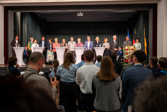 Kabinett Bürgerempfang der Landesregierung in Bad Schussenried Die Kabinettsmitglieder auf der Bühne