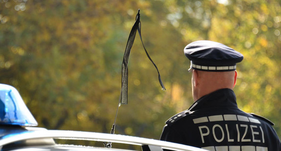Polizeifahrzeug der Polizei Baden-Württemberg mit Trauerflor.
