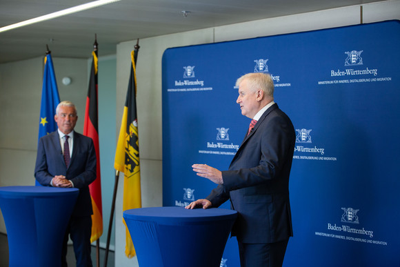 Pressekonferenz mit dem Innenminister des Bundes Horst Seehofer im Stuttgarter Innenministerium mit dem Innenminister des Landes von Baden-Württemberg Thomas Strobl zu den Ausschreitungen in der Stuttgarter Innenstadt.