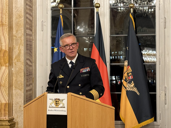 Bundeswehr Streitkräfteempfang 2025 in Stuttgart Minister Strobl empfängt die Streitkräfte im Neuen Schloss