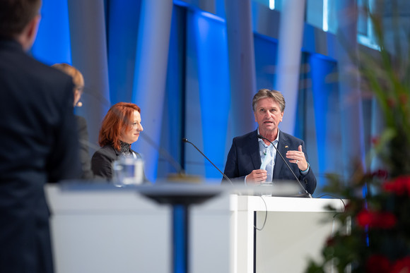 Gesundheit Dritte Jahresveranstaltung des Forums Gesundheitsstandort Der Minister für Soziales, Gesundheit und Integration Manne Lucha (rechts) bei der Diskussionsrunde bei der dritten Jahresveranstaltung des Forums Gesundheitsstandort Baden-Württemberg