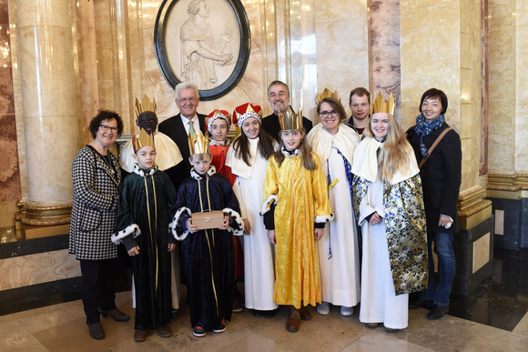 Hilfsaktion Kretschmann empfängt Sternsinger Ministerpräsident Winfried Kretschmann und seine Frau Gerlinde mit Sternsingern von der Seelsorgeeinheit Laufenburg-Albbruck-Birndorf