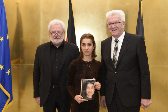 Nordirak Nadia Murad übergibt neues Buch Nadia Murad (M.) übergibt ihr neues Buch „Ich bin eure Stimme“ an Ministerpräsident Winfried Kretschmann (r.) und Staatsminister Klaus-Peter Murawski (l.)