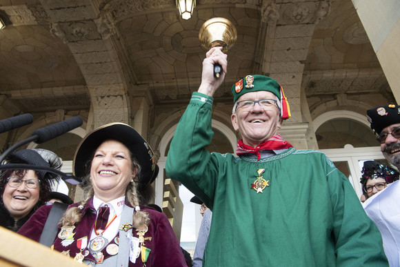 Fastnacht Närrischer Staatsempfang der Landesregierung Ministerpräsident Winfried Kretschmann (2.v.r.) und Ehefrau Gerlinde Kretschmann (l.) mit Narren (Bild: Staatsministerium Baden-Württemberg)