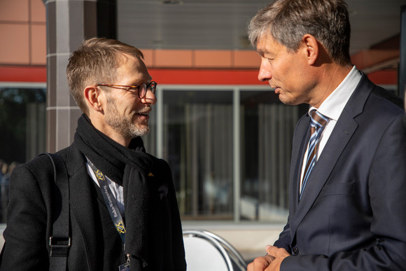 Auslandsbeziehungen Delegationsreise nach Finnland und Schweden Staatssekretär Dr. Florian Stegmann (l.) beim Besuch von Nokia in Oulu (Finnland)