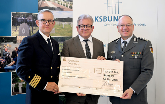 Kriegsgräberfürsorge Symbolische Scheckübergabe an den Volksbund Deutsche Kriegsgräberfürsorge e. V. Scheckübergabe an den Volksbund Deutsche Kriegsgräberfürsorge e. V.