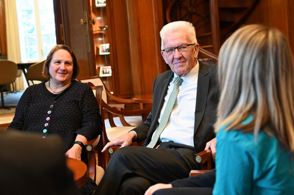 Schule BARCÄMP „Ein Schulfach für den Beruf“ Ministerpräsident Winfried Kretschmann (Mitte) und Kultusministerin Theresa Schopper (links) im Gespräch mit einer Schülerin.