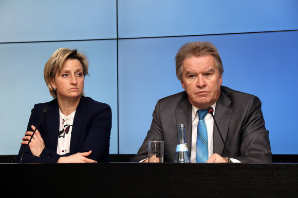 Pressekonferenz Think Tank „Industrielle Ressourcenstrategien“ Umweltminister Franz Untersteller (r.) und Wirtschaftsministerin Nicole Hoffmeister-Kraut (l.)