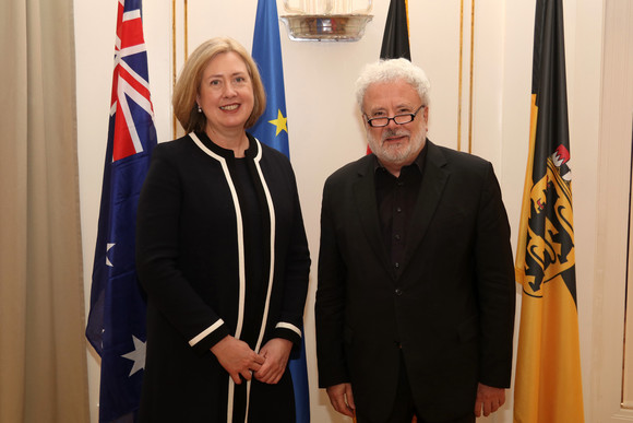 Gespräch Besuch der australischen Botschafterin Staatsminister Klaus-Peter Murawski (r.) und die australische Botschafterin Lynette Wood (l.)