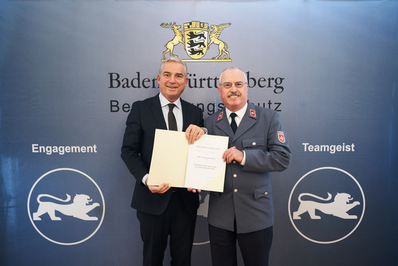 Minister Thomas Strobl verleiht in Stuttgart das neue Bevölkerungsschutz-Ehrenzeichen. Fotograf Steffen Schmid.