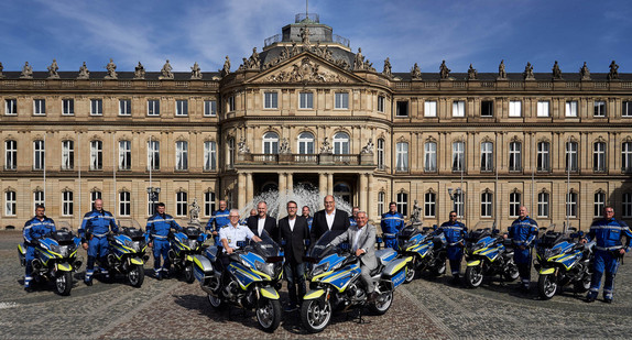 Detlef Werner (Inspekteur der Polizei), Thomas Henn (Werkstattleiter BMW Niederlassung Stuttgart), Martin Havranek (Leiter BMW Motorrad Verbund Süd-West), Roland Velten (Vertrieb BMW Motorrad Deutschland) und Thomas Strobl (Stv. Ministerpräsident und Innenminister Baden-Württembergs) bei der Übergabe vor dem Neuen Schloss.