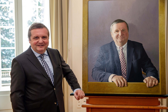Ministerpräsidenten Mappus-Porträt für Galerie der Villa Reitzenstein übergeben Ministerpräsident a.D. Stefan Mappus neben dem neuen Gemälde