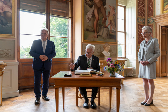 Reise Kretschmann besucht Sachsen-Anhalt Ministerpräsident Winfried Kretschmann (M.), Reiner Haseloff (l.), Ministerpräsident von Sachsen-Anhalt, und Brigitte Mang (r.), Direktorin der Kulturstiftung Dessau-Wörlitz, im Schloss Wörlitz (Bild: Staatsministerium Baden-Württemberg)