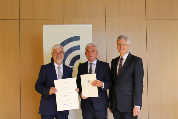 Übergabe Breitbandförderbescheide an Kommunen im Land - Minister Thomas Strobl mit kommunalen Vertretern 