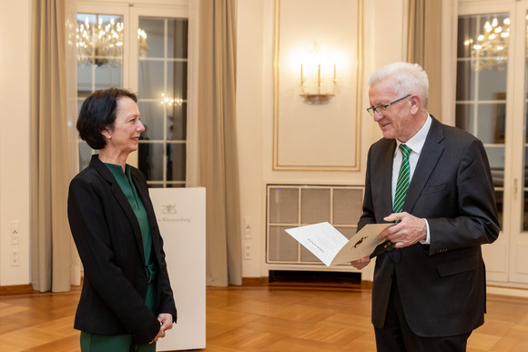 Verwaltung Urkundenübergabe an neue Stuttgarter Regierungspräsidentin Ministerpräsident Winfried Kretschmann (rechts) übergibt hat der neuen Regierungspräsidentin des Regierungsbezirks Stuttgart, Susanne Bay (links), die Ernennungsurkunde.