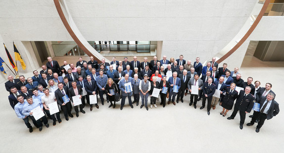 Gruppenbild der ausgezeichneten ehrenamtsfreundlichen Arbeitgeber im Stuttgarter Inneministerium. 