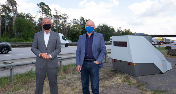 Stv. Ministerpräsident und Innenminister Thomas Strobl und Verkehrsminister Winfried Hermann MdL übergeben einen Enforcement Trailer an die Polizei.