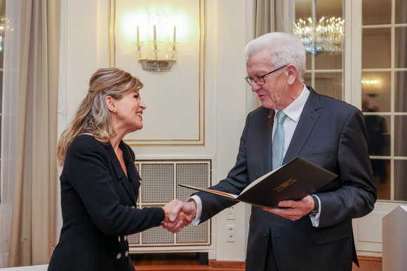 Auszeichnung Große Staufermedaille in Gold an Anne-Sophie Mutter Ministerpräsident Winfried Kretschmann (rechts) übergibt Anne-Sophie Mutter (links) die Urkunde.