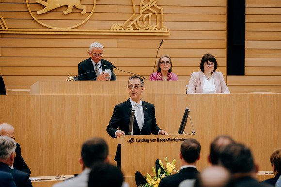 Ministerpräsident Cem Özdemir spricht am Rednerpult im Landtag von Baden-Württemberg.