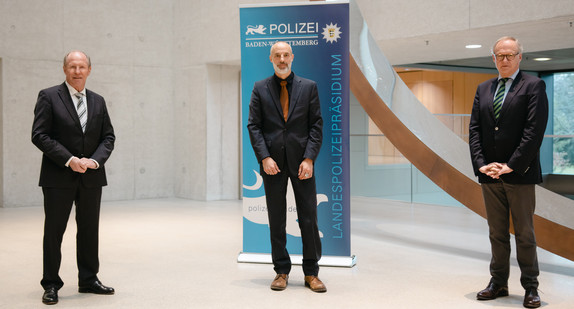 Staatssekretär Wilfried Klenk (links), Vizepräsident Axel Mögelin (Mitte) und der Stellvertreter der Landespolizeipräsidentin, Leitender Ministerialrat Dietrich Moser von Filseck (rechts)