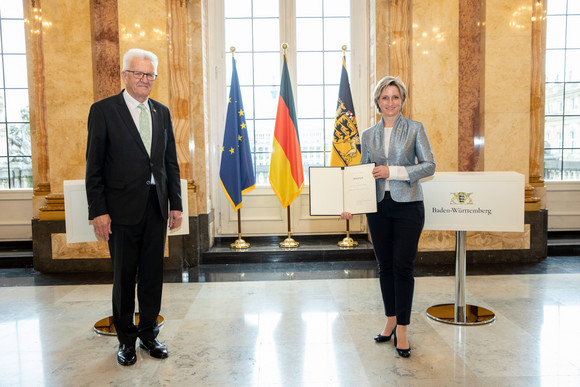 Regierungsbildung Neue Landesregierung Ministerpräsident Winfried Kretschmann (l.) und Dr. Nicole Hoffmeister-Kraut (r.), Ministerin für Wirtschaft, Arbeit und Tourismus