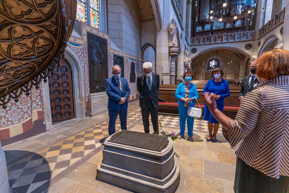 Reise Kretschmann besucht Sachsen-Anhalt v.l.n.r.: Reiner Haseloff, Ministerpräsident von Sachsen-Anhalt, Ministerpräsident Winfried Kretschmann und deren Ehefrauen, Gerlinde Kretschmann und Gabriele Haseloff besuchen das Grab Martin Luthers in der Schlosskirche in Wittenberg (Bild: Staatsministerium Baden-Württemberg)