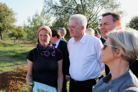 DELEGATIONSREISE Reise nach Israel und in die Palästinensischen Gebiete Ministerpräsident Winfried Kretschmann (M.) beim Besuch der Begegnungsstätte Tent of Nations