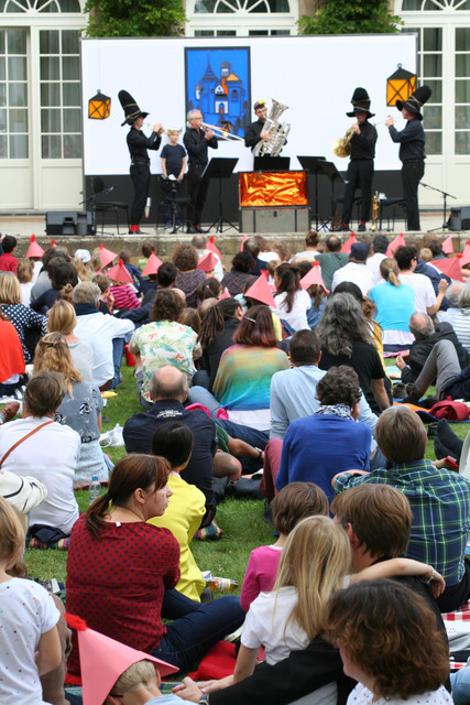 Parköffnung Exklusives Konzert der Staatsoper Stuttgart im Park der Villa Reitzenstein Sitzkissenkonzert „Die drei Räuber“ im Park der Villa Reitzenstein (Bild: Staatsministerium Baden-Württemberg)