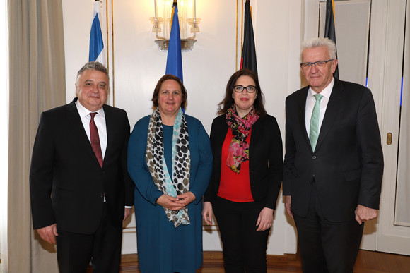 Antrittsbesuch Kretschmann empfängt israelischen Botschafter v.l.n.r.: Der israelische Botschafter Jeremy Issacharoff, Staatsministerium Theresa Schopper, die israelische Generalkonsulin Sandra Simovich und Ministerpräsident Winfried Kretschmann (Bild: Staatsministerium Baden-Württemberg)