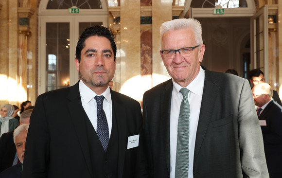 Iftar-Empfang Empfang anlässlich des muslimischen Fastenbrechens Ministerpräsident Winfried Kretschmann (r.) und Prof. Dr. Mouhanad Khorchide (l.), Leiter des Zentrums für Islamische Theologie Münster (Bild: Staatsministerium Baden-Württemberg)
