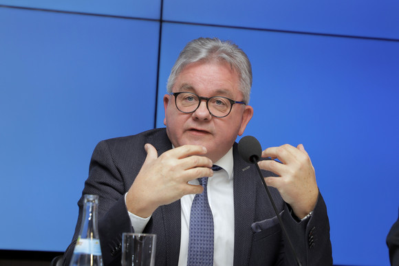 Pressekonferenz Forderungen des Landes an die neue Europäische Kommission Europaminister Guido Wolf bei der Regierungspressekonferenz (Bild: Staatsministerium Baden-Württemberg)