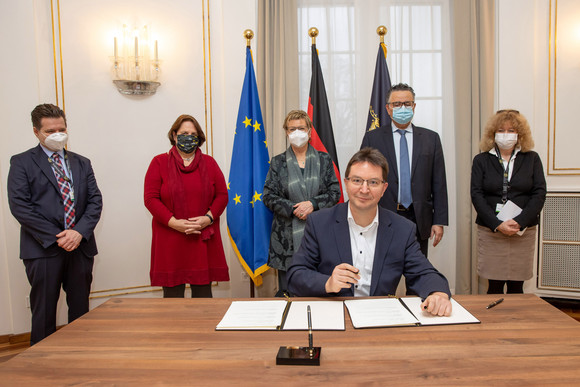 Kooperation Kooperation zu „1.700 Jahre jüdisches Leben in Deutschland“ Der Beauftragte der Landesregierung gegen Antisemitismus, Dr. Michael Blume (vorne, sitzend) unterzeichnet die Kooperationsvereinbarung, dahinter stehen (v.l.n.r.) der Geschäftsführer des Vereins „321-2021: 1700 Jahre jüdisches Leben in Deutschland e. V.“, Andrei Kovacs, Staatsministerin Theresa Schopper, die Generalsekretärin des Vereins „321-2021: 1700 Jahre jüdisches Leben in Deutschland e. V.“, Sylvia Löhrmann, der Vorsitzende der Israelitischen Religionsgemeinschaft Baden, Rami Suliman und die Vorsitzende der Israelitischen Religionsgemeinschaft Württemberg, Prof. Barbara Traub.