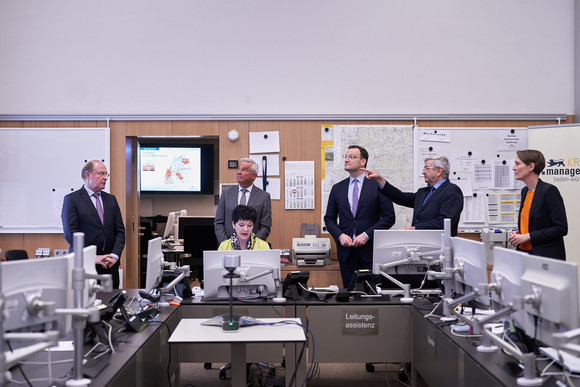 Bundesgesundheitsminister Jens Spahn MdB im Lagezentrum des Innenministeriums.