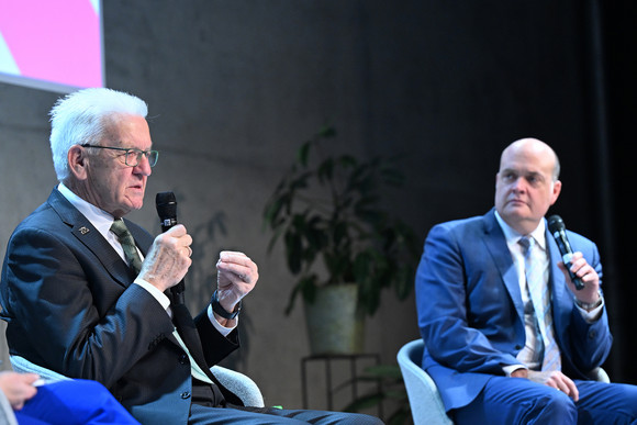 Medien Medienpolitischer Kongress 2024 Ministerpräsident Winfried Kretschmann (links) und Robin Alexander (rechts), stellvertretender Chefredakteur der WELT Politik, bei einem Podiumsgespräch.