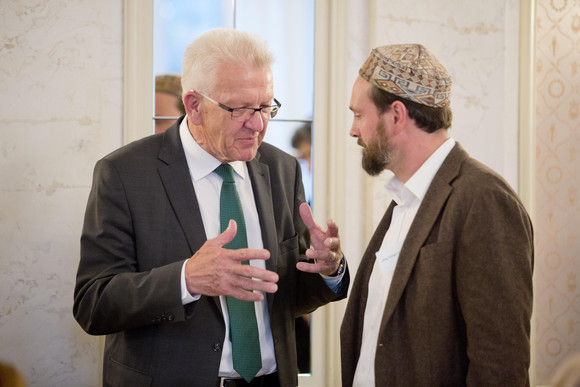 Iftar-Empfang Kretschmann lädt anlässlich des Ramadan zum Fastenbrechen ein Ministerpräsident Winfried Kretschmann (l.) im Gespräch