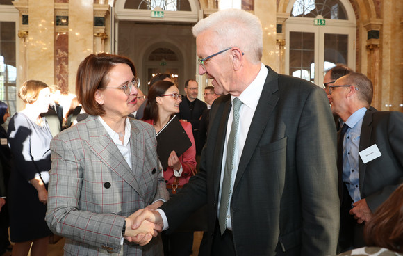 Iftar-Empfang Empfang anlässlich des muslimischen Fastenbrechens Ministerpräsident Winfried Kretschmann (r.) und Staatsministerin Annette Widmann-Mauz (l.), Beauftragte der Bundesregierung für Migration, Flüchtlinge und Integration (Bild: Staatsministerium Baden-Württemberg)