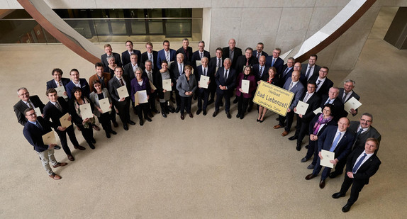 38 Gemeinden in Baden-Württemberg überreichte Innenminister Thomas Strobl Urkunden mit den neuen Zusatzbezeichnungen für ihre Ortsschilder. (Bild: Steffen Schmid / Innenministerium Baden-Württemberg)