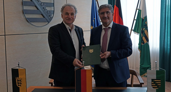 CIO Krebs aus Baden-Württemberg und CIO Popp aus Sachsen halten die Vereinbarung in den Händen